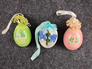 Lote de 3 piezas de adornos de huevos de cesta de flores pintadas a mano vintage flores aplicadas Pascua - Imagen 1 de 5