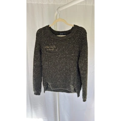 Suéter feminino texturizado verde oliva OBEY N°89 US$ 148 "O que fazemos é segredo" XS - Imagem 1 de 4