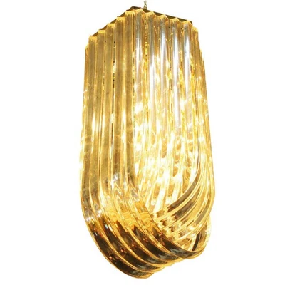 Lámpara de araña grande MCM Hollywood Regency escultural Lucita y tono dorado con cinta de bucle Foto 1 de 4