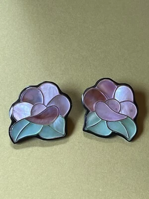 Pendientes grandes de plástico negro con incrustaciones de flores de madreperla rosa y verde Foto 1 de 4