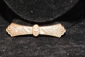 Vintage Gold Tone Bar Pin with decorative etching, unsigned - Picture 1 of 6