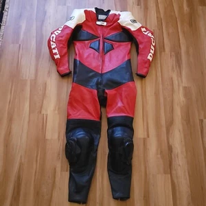 Zooni Leathers J Lindo Motorcycle Racing Suit 1 Piece Ducati Dainese Pad Mens XL - Foto 1 di 24