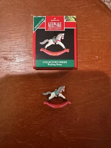 Punze Miniatur Schaukelpferd Serie Nr. 4 Ornament Handarbeit mit Box 1991 - Bild 1 von 10
