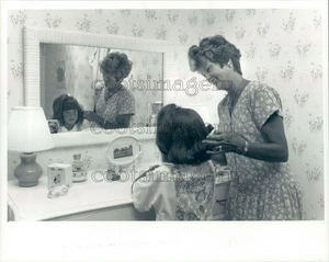 1992 Press Photo Collins Mother Fixes Daughter's Hair 1st Day School N Carolina - Picture 1 of 2