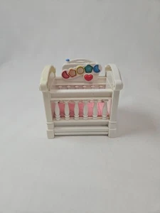 Fisher Price Loving Family Casa de Muñecas Musical Cuna Sonidos Luces Funciona 1999 - Imagen 1 de 1