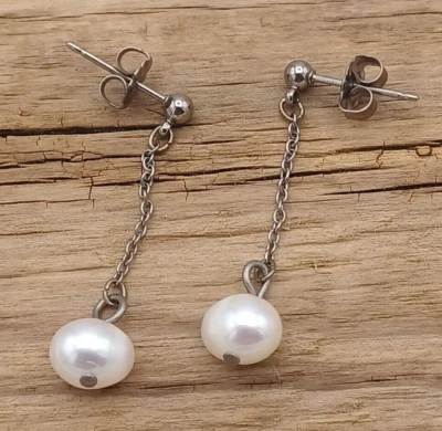 Pendientes colgantes de perlas delicadas 100% titanio puro hipoalergénicos para oídos sensibles Foto 1 de 4