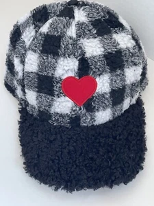 SOMBRERO DE BÉISBOL SHERPA DEL DÍA DE VALENTÍN BLANCO/NEGRO A CUADROS DE BÚFALO CORAZÓN OSFM, NUEVO. - Imagen 1 de 9