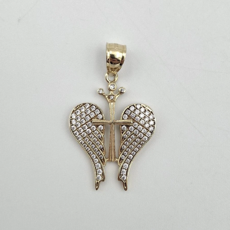 Juego de pavé de oro amarillo de 10 quilates circonita cúbica circonita cúbica con incrustaciones de alas de ángel y colgante de cruz Foto 1 de 4