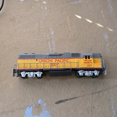 HO Scale Life-like Diesel Locomotive Union Pacific #2007 Yellow & Gray - Image 1 of 4