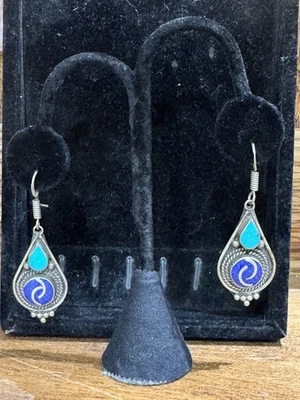 Pendientes colgantes de lapislázuli y turquesa artesanales tibetanos de plata nepalí Foto 1 de 4