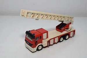 B67 1:55 SIKU 3433 MERCEDES-BENZ SK FIRE ENGINE TRUCK WITH LADDER EXC COND. - Imagen 1 de 10
