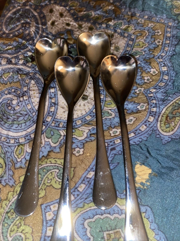 Cucharas de helado de postre de 6 3/4" de acero inoxidable con corazón irresistible de cuatro toallas Foto 1 de 1