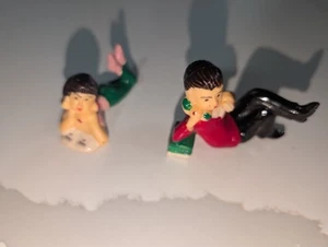 Estatuillas de colección Wilton adolescentes adornos para pasteles niños hablando por teléfono años 1950-1970 - Imagen 1 de 4