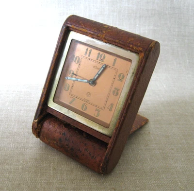 Reloj despertador de viaje vintage LeCoultre con estuche de cuero Foto 1 de 4