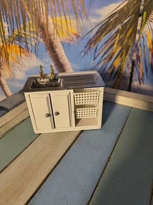 Pia de cozinha branca casa de bonecas unidade com cestas miniaturas da Praça da Cidade - Imagem 1 de 4