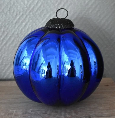 Ancienne grosse boule de Noël en verre églomisé bleu diamètre 16 cm - Photo 1/4