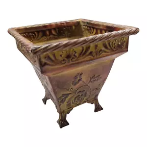 Jardinera vintage con patas de metal marrón en relieve rosas floral cuadrada de 7" de alto - Imagen 1 de 13