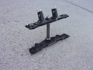 1982 HONDA ATC250R OEM TRIPLE TREE CLAMP STEERING STEM FITS: 81-82 - Picture 1 of 8