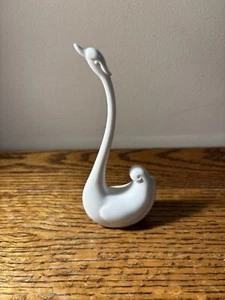 Adorable White Melamine Swan ring holder, 5.5" - Picture 1 of 8