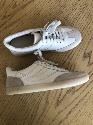 Zapatillas bajas Vince de cuero genuino para mujer, talla 7,5 M, nuevas, blancas/grises Foto 1 de 4