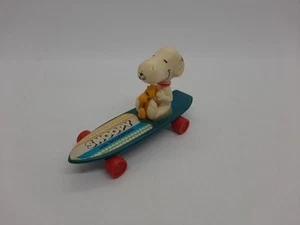 1972 Aviva Snoopy With Woodstock on Blue Skateboard United Feature Syndicate Inc - Picture 1 of 7