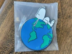 2022 SDCC COMIC CON EXCLUSIVO PEANUTS PIN SNOOPY DURMIENDO EN LA CIMA DEL MUNDO - Imagen 1 de 1