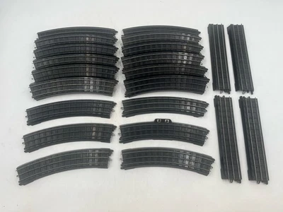 Vintage Lionel Corp New York OO 0061- 18 Curved Tracks & 0062-4 Straight Tracks - Image 1 of 4