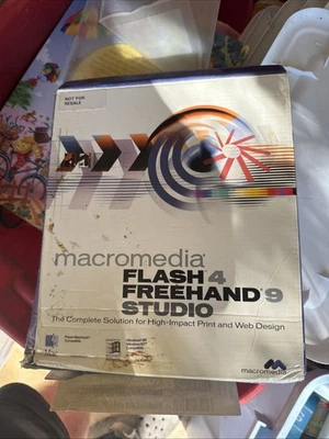 Macromedia Flash 5 Freehand 10 Studio - Image 1 of 3