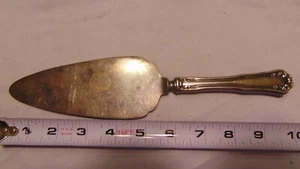 WALLACE SILVERPLATE TARNISHED CAKE/PIE SERVER "LAUREL" "C" VERY NICE! - Picture 1 of 3
