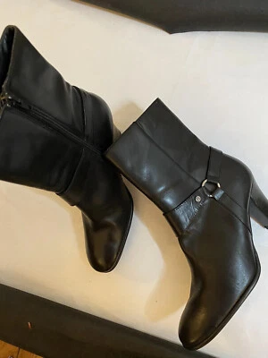 Etienne Aigner E-YARDEN Botas de becerro de cuero suave negras Tacones Talla 10M Correa para el tobillo Foto 1 de 4