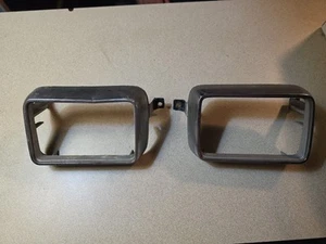VINTAGE 1975-1978 FORD MUSTANG 2 PAIR PARKING LIGHT BEZEL IN GRILLE BLACK #D7ZB - Picture 1 of 5