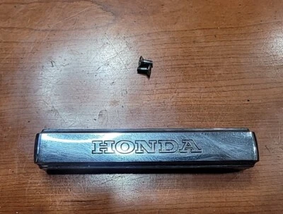 Honda Shadow 1100 VT1100C 1985-1986 OEM EMBLEMA CUBIERTA PANEL pernos cromados plateados Foto 1 de 4