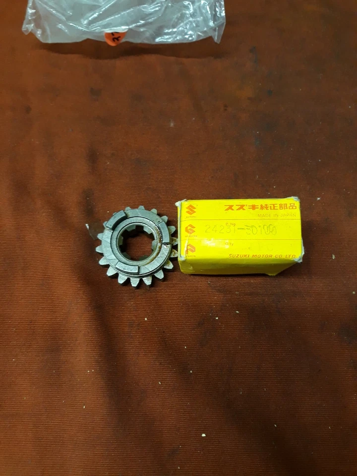 Nuevo de Lote Original Suzuki Third Drive Gear 1971-1981 TM250 TS250 DS250 24231-30100 Foto 1 de 1