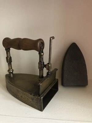 Ancien Fer à Repasser en Laiton avec sa pierre, manche bois tourné  - Photo 1/4