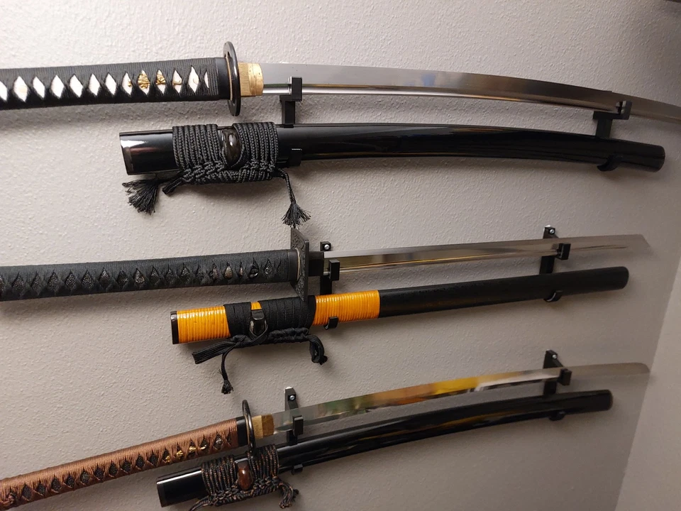 Soporte de exhibición de montaje en pared para espada Katana, soportes negros con herrajes de montaje Foto 1 de 4