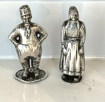 Par de cocteleras holandesas del siglo XIX plateadas novedad niño y niña Foto 1 de 4