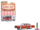 1983 Dodge Diplomat rouge avec haut marron et figurine femme habillée « The Hobby Shop »