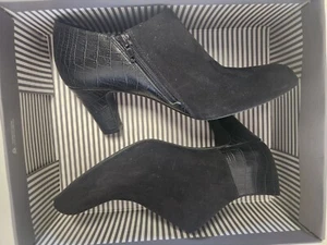 Black Ankle Boots 8.5M Suede Chunky Heel Aubrey Lynn Gently Used - Picture 1 of 3
