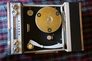 Vintage Crown Portable Stereo Player FM-AM Radio and Turntable - Bild 1 von 8