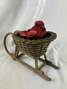 Estatuilla de trineo de mimbre con centro de Navidad cardenal rojo sobre cono de pino - Imagen 1 de 8