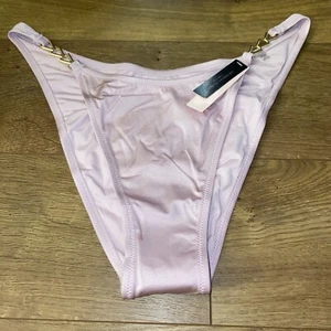 Victoria's Secret brasilianisches Bikinihöschen mit Kettenriemen neu mit Etikett Größe Large fliederfarben - Bild 1 von 2