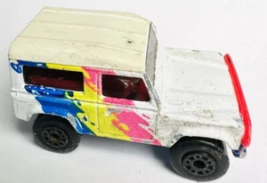 MATCHBOX LAND ROVER NINETY #16 anni 80, CORTO bianco colore arcobaleno base blu - Foto 1 di 5