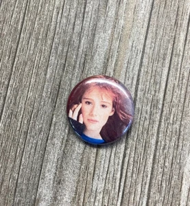 Tiffany Sänger Retro Throwback Sänger Pin-Back Button Hut Pin Gepäck Geldbörse 1" - Bild 1 von 12