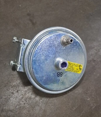 TRIDELTA FS6756-1542 Air Pressure Switch 024-25808-004A / .70 WC - Image 1 of 4