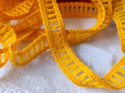 Dentelle vintage jaune echelle 6 mètres sur 1,5 cm A5 - Photo 1/4