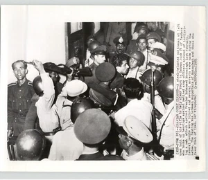 POLIZEI klare Menge bei Gerichtsverhandlung TEHERAN IRAN Vintage 1953 Pressefoto - Bild 1 von 2