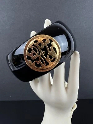 Pulseira John Wind preta resina ouro medalhão detalhe braçadeira articulada - Imagem 1 de 4