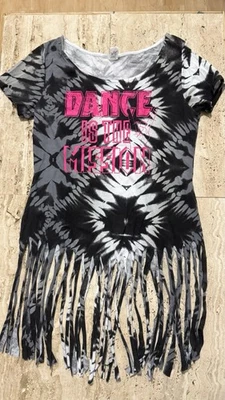 Top con flecos Zumba Wear Fitness Dance Is The Mission medio tie dye blanco y negro Foto 1 de 4