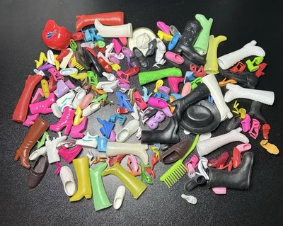 De colección a AHORA~ Barbie Ken & Friends ~BOTAS Y ZAPATOS Lote B~ Pares Individuales DAÑADOS Foto 1 de 4