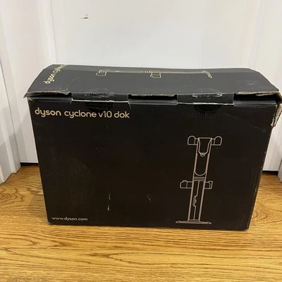 Совершенно новый Dyson Cyclone V10 Dok с 5 дополнительными держателями для инструментов - Изображение 1 из 4